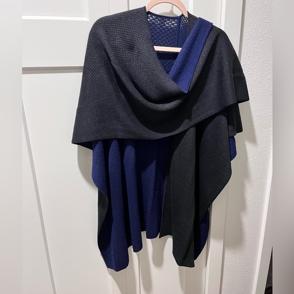 LULULEMON PRE-LOVED AUTHENTIC REVERSIBLE BLUE & BLACK SOFT COZY DESIGN WRAP - Picture 7 of 17